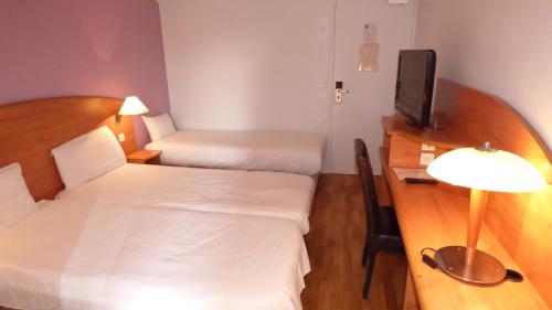Guestroom, Central Hotel in Creteil