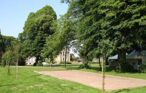 zahrada, Appartement de charme dans un château à 5 min d'Honfleur (Appartement de charme dans un chateau a 5 min d'Honfleur) in Gonneville Sur Honfleur