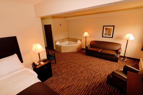 Cobblestone Inn & Suites - Denison | Oak Ridge