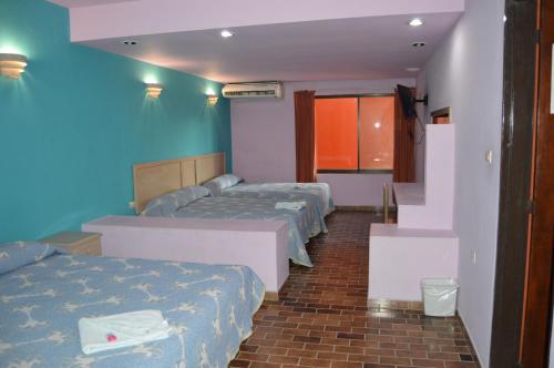 1 queen bed, 2 double beds