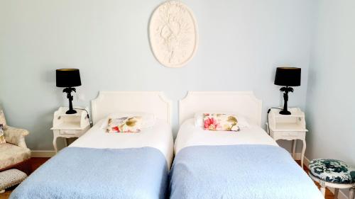 2 twin beds