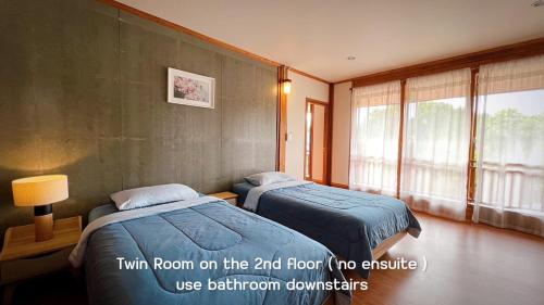2 twin beds