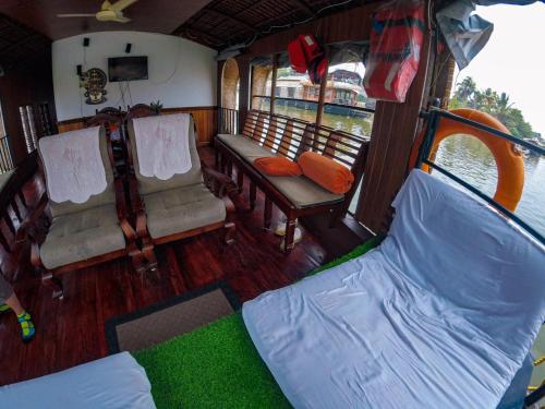 Kalappura Houseboats & Tours