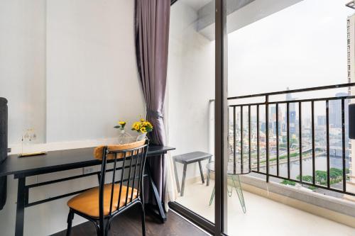 Balcony/terrace, Tracy Apartment - Infinity pool - Rivergate Residence in District 4
