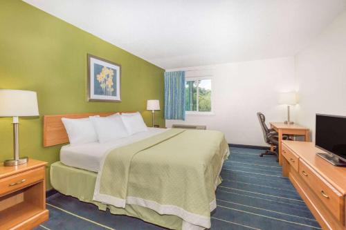 Days Inn & Suites by Wyndham Bridgeport - Clarksburg