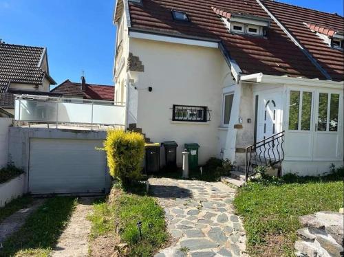 Jolie maison de ville avec terrasse et jardin - Location saisonnière - Warcq