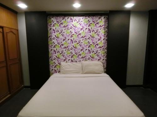 Newyork Suite Hotel Newyork suite is perfectly located for both business and leisure guests in Bangkok. Both business travelers and tourists can enjoy the hotels facilities and services. Facilities like 24-hour front de