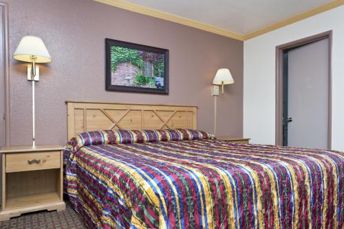 National 9 Inn - Placerville Ideally located in the prime touristic area of Placerville, National 9 Inn - Placerville promises a relaxing and wonderful visit. Featuring a complete list of amenities, guests will find their stay at