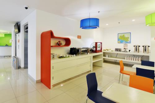 Shared lounge/TV area, POP! Hotel Malioboro in Yogyakarta