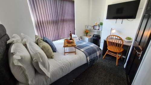 Moorfield House Room 1 off-road parking to the rear close to train station with commuter links to London, Oxford and The Midlands - Accommodation - Banbury
