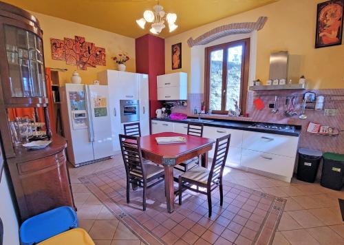 Villa in Pistoia with Pool and Mountain Views in 盧卡城中心