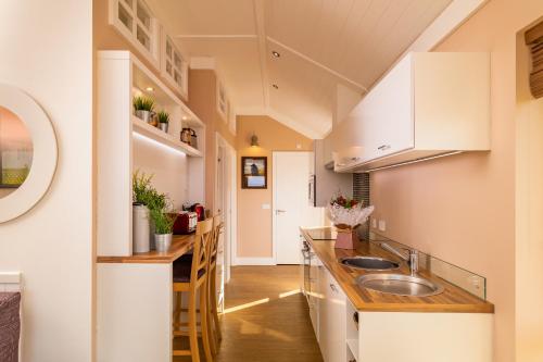 Konyha, Montana Log Cabin - Ockeridge Rural Retreats in Wichenford