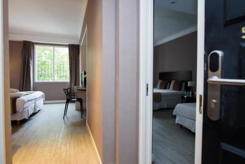 1 double bed, 4 twin beds