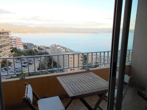 Studio a Ajaccio a 500 m de la plage avec vue sur la mer terrasse et wifi - Location saisonnière - Ajaccio