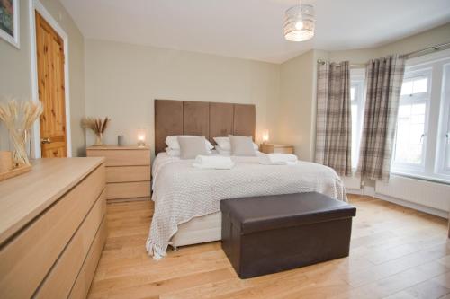 Luxurious Retreat - Hot Tub - Pool Table - Gym - Sauna - Cinema Room - Free Parking - WiFi - Close t in Boscombe East