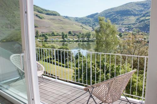 Apartment with Mountain View