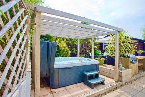 Hot tub, Luxurious Retreat - Hot Tub - Pool Table - Gym - Sauna - Cinema Room - Free Parking - WiFi - Close t in Boscombe East