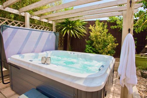 Hot tub, Luxurious Retreat - Hot Tub - Pool Table - Gym - Sauna - Cinema Room - Free Parking - WiFi - Close t in Boscombe East