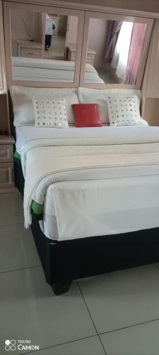 T.T Monate Guest House +27605237177 in Στίλφοντειν