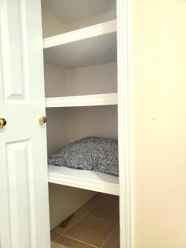 Cozy & Convenient Studio Apartment, Pickering (photo 10)
