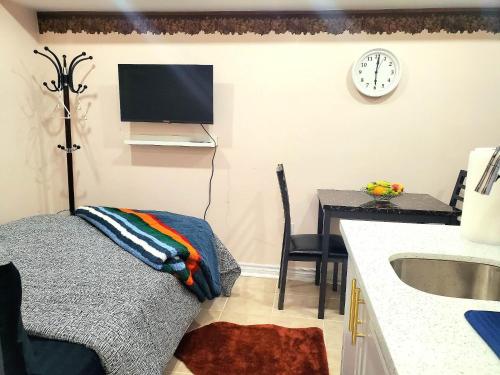 Cozy & Convenient Studio Apartment, Pickering (photo 9)