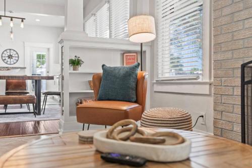 Sunny Days - Pet Friendly 3 BR Home with Heated Pool & Hot Tub in Tampa, USA