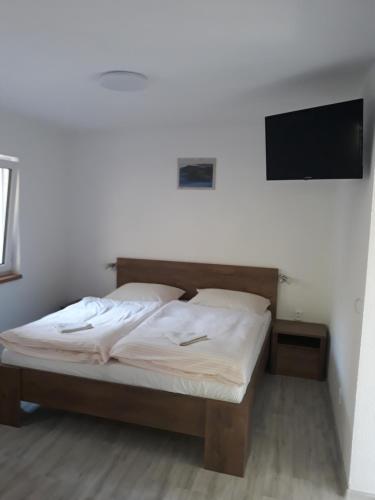 1 queen bed, 1 twin bed