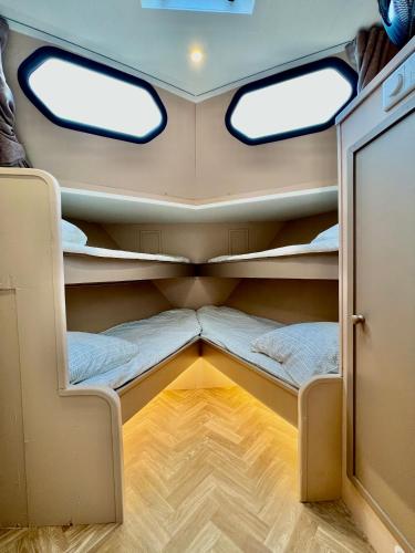 NEW - LITTLE IBIZA, on a lake near Amsterdam, with HOT TUB! in Baambrugse Zuwe