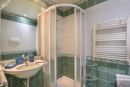 Double or Twin Room image 4