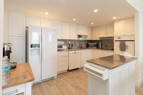 Stunning & Spacious Resort-Style Condo Across From Beach! in Miami Beach, USA