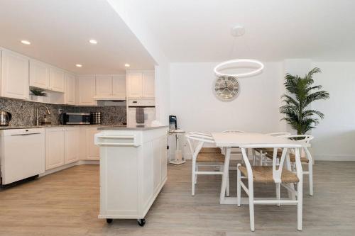 Stunning & Spacious Resort-Style Condo Across From Beach! in Miami Beach, USA