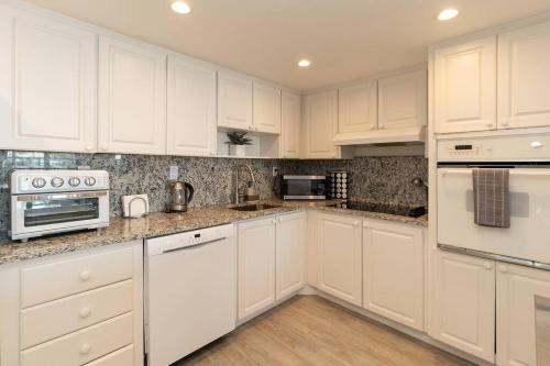 Stunning & Spacious Resort-Style Condo Across From Beach! in Miami Beach, USA
