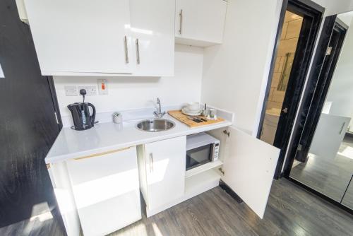 Spacious studios with free fast WIFI and 50inch SMART TV's next to UOB and 10min drive to the City! near Cadburyvärlden