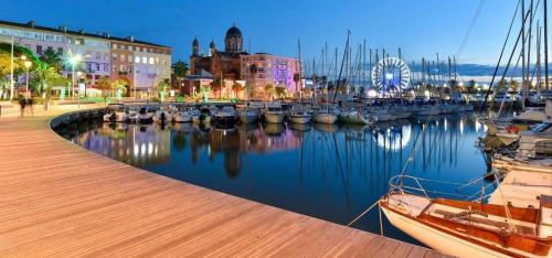 casino, Oasis des Grands Pins - Saint-Raphaël - Super Piscine & Tennis exceptionnel (Oasis des Grands Pins - Saint-Raphael - Super Piscine & Tennis exceptionnel) in Vallon de Coste