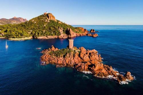 Uitzicht, Oasis des Grands Pins - Saint-Raphaël - Super Piscine & Tennis exceptionnel (Oasis des Grands Pins - Saint-Raphael - Super Piscine & Tennis exceptionnel) in Vallon de Coste