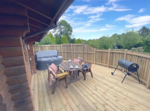 Countryside Log Cabin With Hot Tub - Beech in Aymestrey