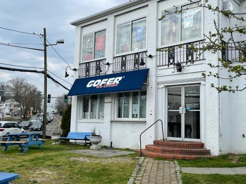 ห้องอาหาร, One bedroom with modern kitchen, balcony with water view in กรีนิช (คอนเนตติคัต)