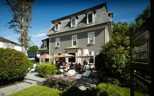 Le Pleasant Hôtel & Café