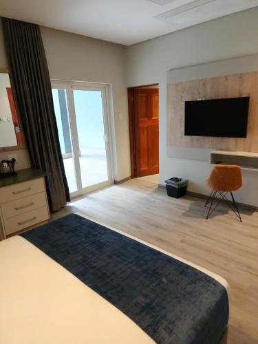 Guestroom, 12 Oceans Hotel and Conference Centre in Kingsburgh