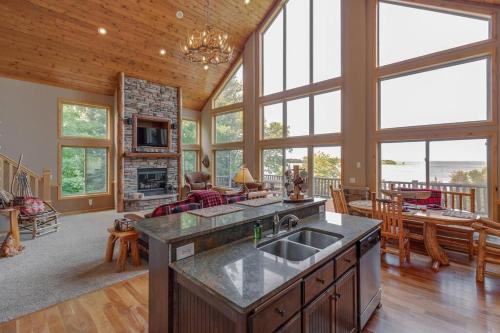 Shared lounge/TV area, Spacious Leech Lake Home on 2 Private Acres, 200' of lake shore 15 Minutes to Walker with boat lift, in Walker (MN)