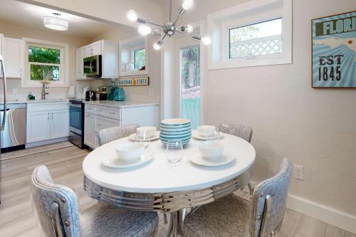 4 - Island Paradise Cottages - Skyview Villa in St Pete Beach, USA