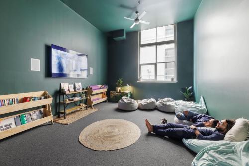 Shared lounge/TV area, Bounce Melbourne in Melbourne