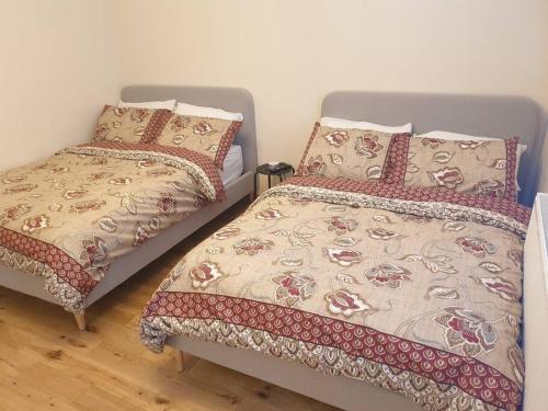 London Luxury 2 Bedroom Flat Sleeps 8 free parking