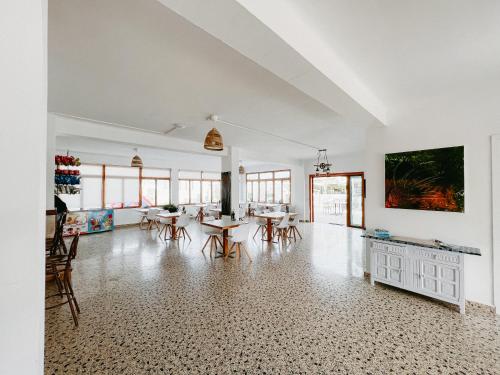 حانة/استراحة, Hostal Cala Llombards in كالا سانتانيي