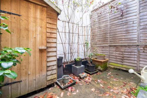 Lovely 1 Bedroom with Patio - 10 mins from Hyde Park - main image