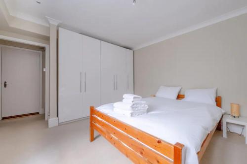 Lovely 1 Bedroom with Patio - 10 mins from Hyde Park - image 2