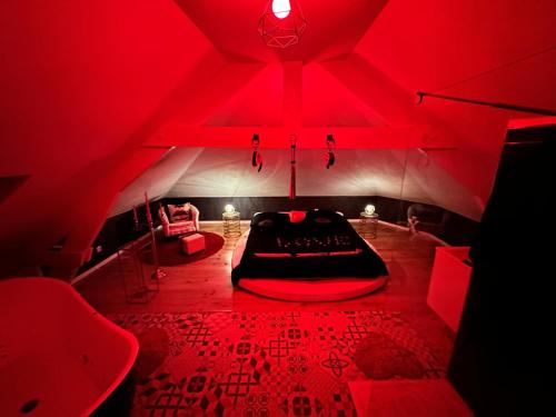 Redroom Loveroom Chambre Spa privative Insolite Thème 50 nuances de grey