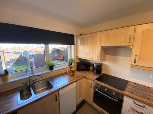 Delightful, central 3 bedroom house with garden & free parking in 萊格莫爾