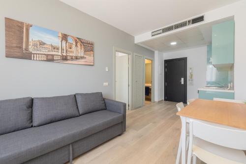 Apartment with free parking and pool