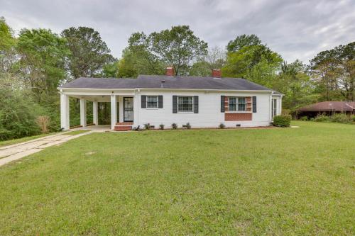 Cozy Tuskegee Home - 20 Mi to Auburn University! in Tuskegee, USA